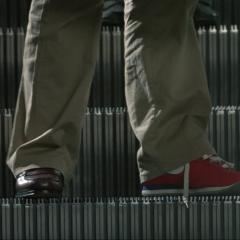 红鞋男子 - iZn73tZbM3YE1j0cMNJmNlkjegG.jpg
